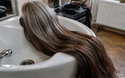 Cum se face trecerea la părul cărunt fără o tunsoare scurtă și cum se estompează diferența de culoare
