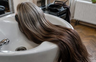 Cum se face trecerea la părul cărunt fără o tunsoare scurtă și cum se estompează diferența de culoare